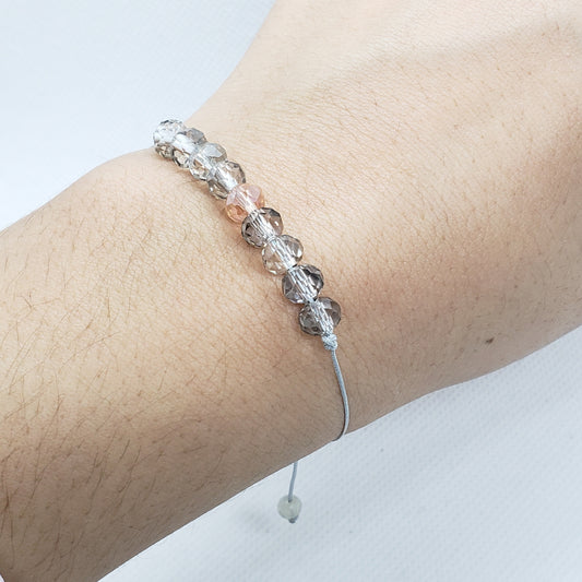 Pulsera hilo gris cristales